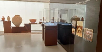 Acceso al Centro de Visitantes de Medina Azahara  Museo