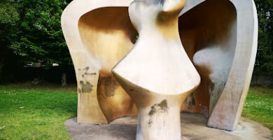 Esculturas de Henry Moore y Eduardo Chillida  Museo de escultura